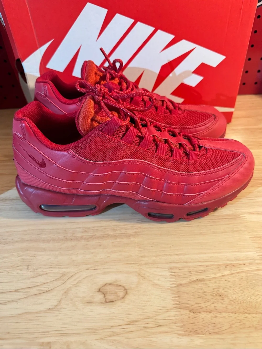 Nike Men’s Varsity Red Air Max 95 Size 10D